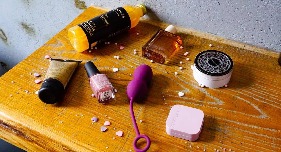 Jouets sexuels et produits d'hygiène personnelle sur une table de nuit 