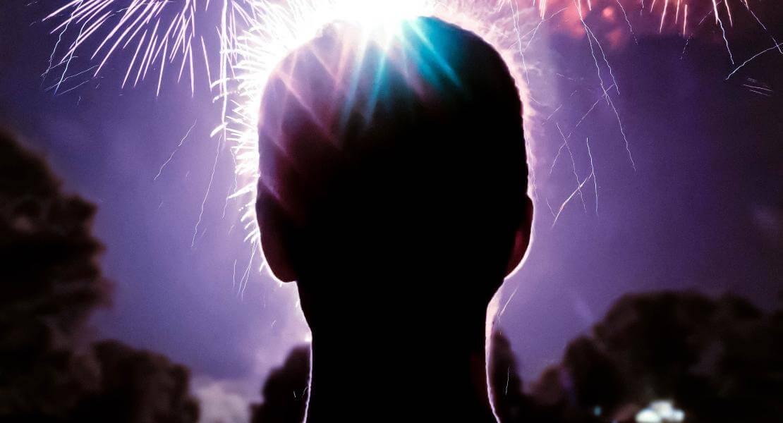 personne devant des feux d'artifice