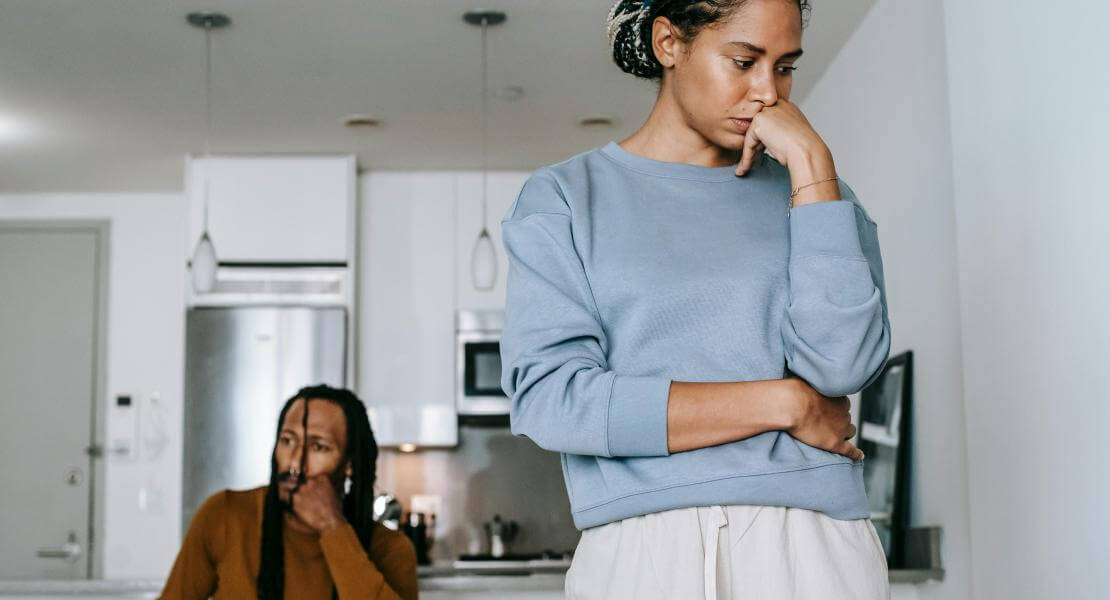 Un couple qui semble se bouder