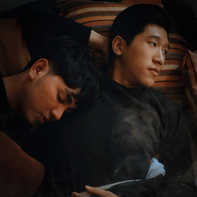 couple allongé sur le lit