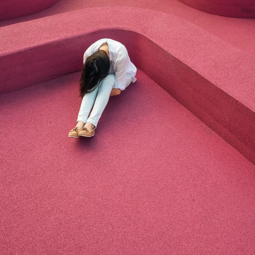 personne repliée sur elle-même