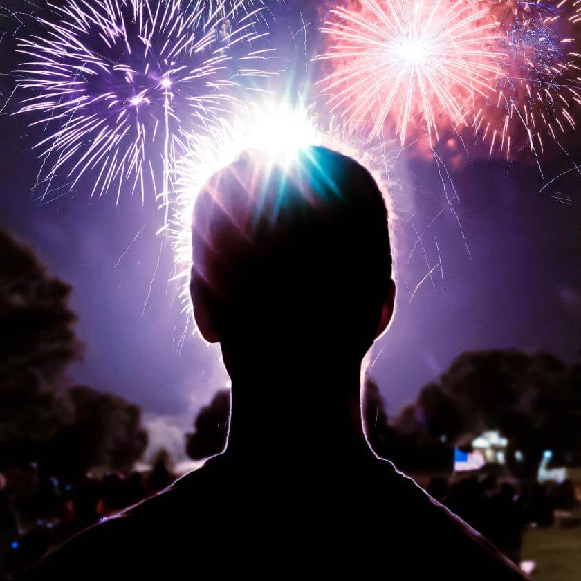 personne devant des feux d'artifice