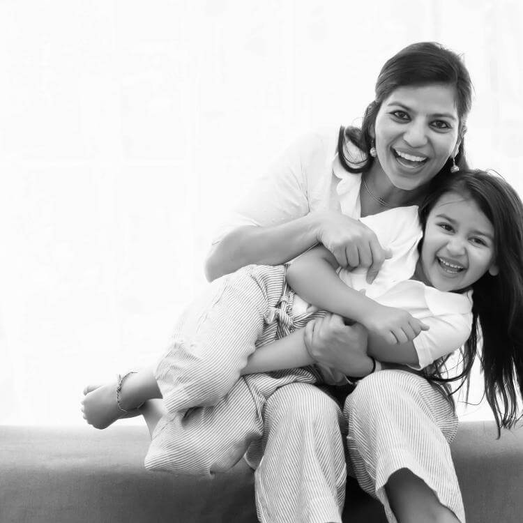 Femme tenant un enfant dans ses bras