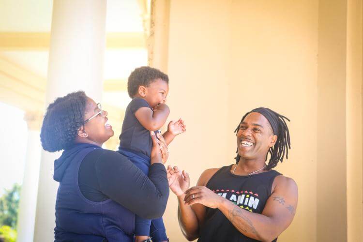 famille heureuse avec un bébé