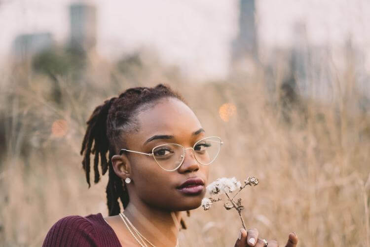 un couple amoureux et confiant assis dans un champ 