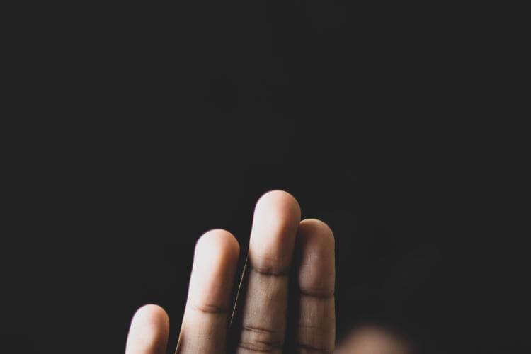 Une main qui fait le signe ARRÊT