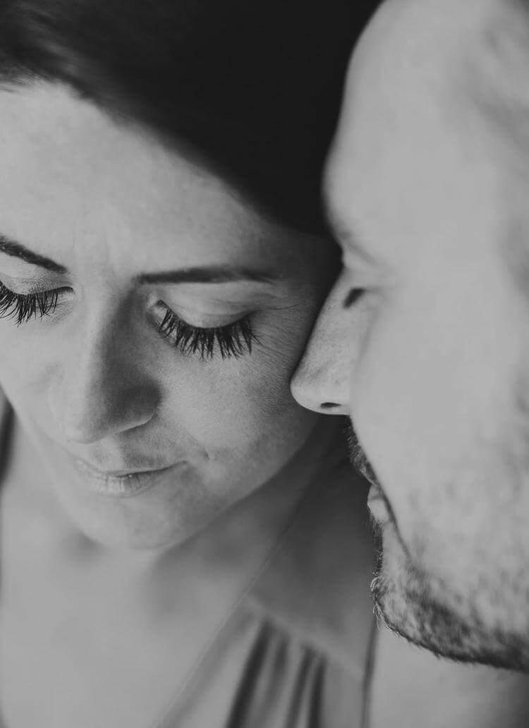 Têtes d'homme et de femme l'une contre l'autre